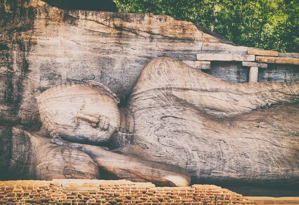 位于斯里兰卡波隆纳鲁沃世界遗产城维哈拉的一尊佛像的卧像 — 图库照片