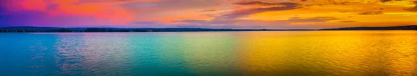 ロシアの湖に沈む夕日 素晴らしい風景のパノラマ — ストック写真