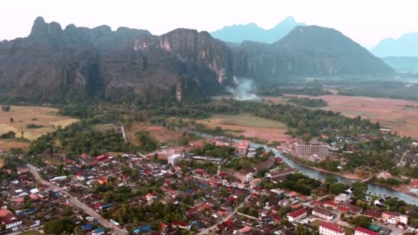 Vista Aérea Del Valle Montaña Vista Aérea Pájaro Pequeña Ciudad — Vídeos de Stock