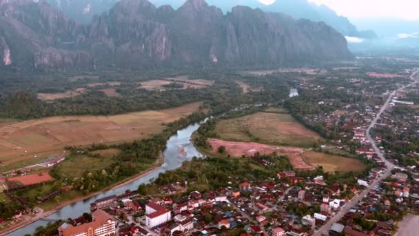 Vista Aérea Del Valle Montaña Vista Aérea Pájaro Pequeña Ciudad — Vídeo de stock