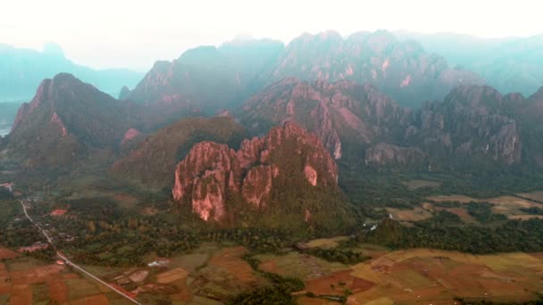 Bergtalblick Aus Der Luft Luftaufnahme Der Kleinstadt Durch Die Flusstalllandschaft — Stockvideo