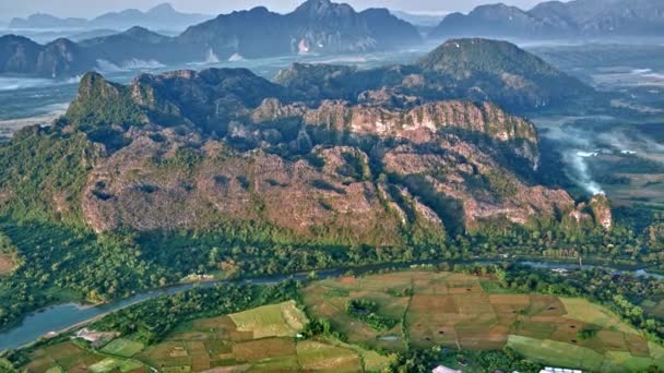 空中マウンテン バレー日の出ビュー カルスト山 田んぼと川渓谷の風景の空中俯瞰日の出時刻を表示します ヴァンヴィエン ラオス — ストック動画