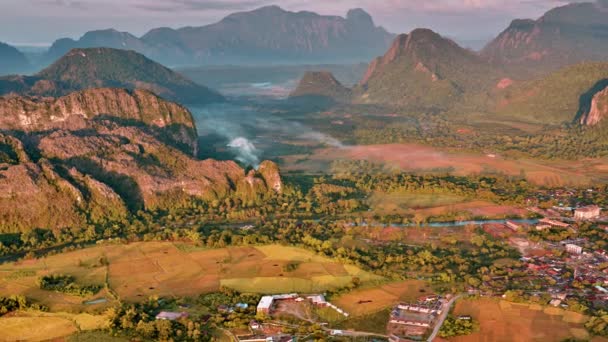 Vista Aérea Del Valle Montaña Amanecer Vista Aérea Pájaro Pequeña — Vídeos de Stock