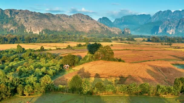 Luchtfoto Rural Valley Zonsopgang Bergzicht Luchtfoto Vogelvlucht Zonsopgang Tijd Weergeven — Stockvideo