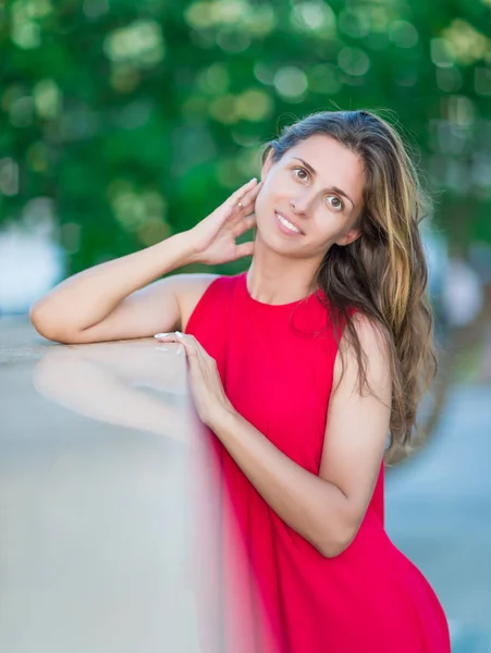 Retrato Livre Uma Mulher Bonita Vestido Vermelho Beleza Natural — Fotografia de Stock