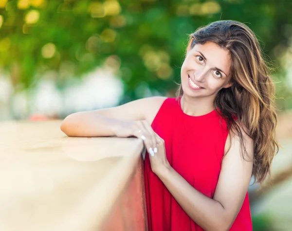 Outdoor Portret Van Een Mooie Vrouw Rode Jurk Natuurlijke Schoonheid — Stockfoto