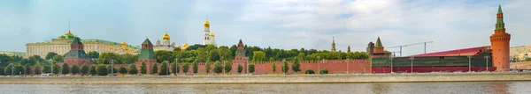 Panoramisch Uitzicht Skyline Van Moskou Kremlevskaya Naberezjnaja Moskva Rivier Voorgrond — Stockfoto