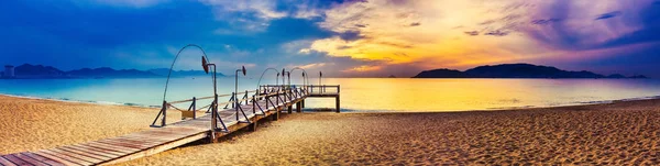 海の上の日の出 手前の桟橋 素晴らしい風景 パノラマ — ストック写真