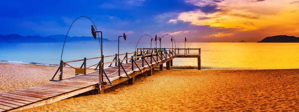 海の上の日の出 手前の桟橋 素晴らしい風景 パノラマ — ストック写真