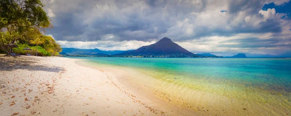 熱帯ウォルマー砂浜晴れた日に 美しい風景です パノラマ モーリシャス — ストック写真