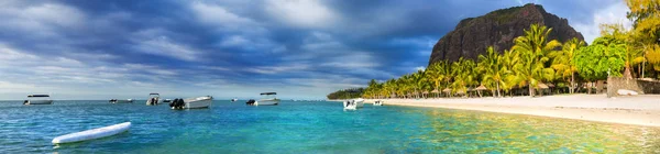 Белый Песчаный Пляж Морн Брабант Закате Прекрасный Пейзаж Маврикия Панорама — стоковое фото