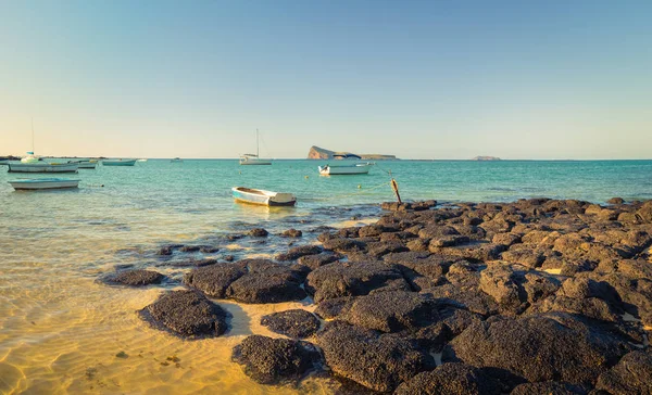 Barcos Mar Durante Dia Ilha Plana Fundo Maurício Belo Panorama — Fotografia de Stock