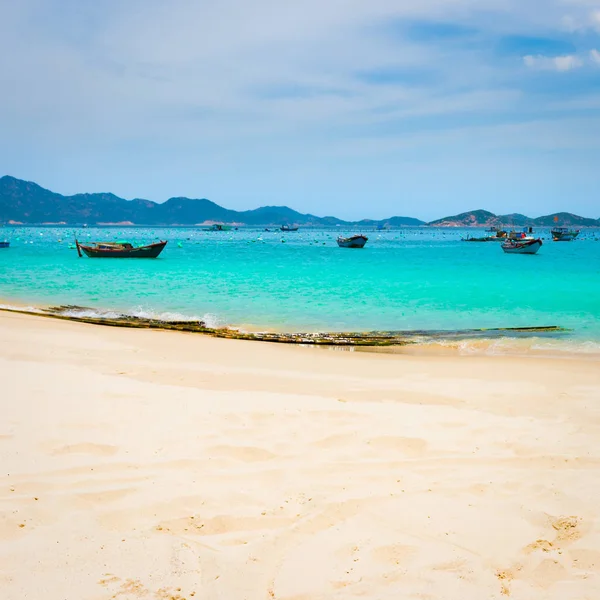 Gyönyörű Fehér Homokos Strand Halászhajók Háttérben Vietnam Táj — Stock Fotó