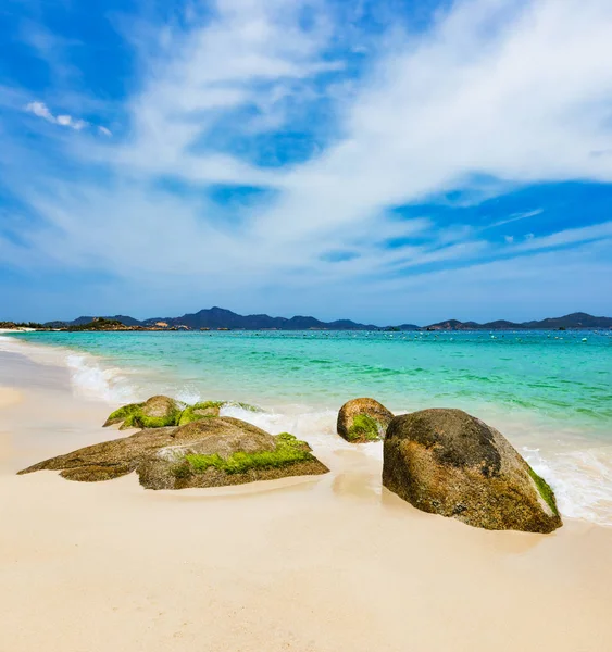 Krásné Bílé Písčité Pláže Kameny Popředí Krajina Vietnamu — Stock fotografie