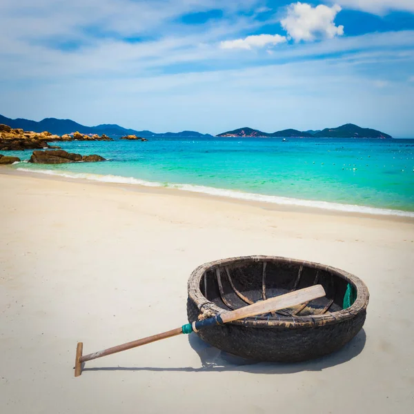 美しい白砂のビーチ ベトナムは 前景にボートをラウンドします ベトナムの美しい風景 — ストック写真