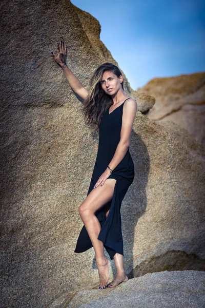 Hermosa Modelo Mujer Moda Posando Roca Longitud Completa — Foto de Stock