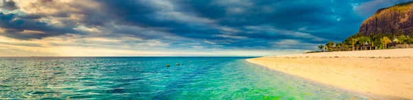 Белый Песчаный Пляж Морн Брабант Закате Прекрасный Пейзаж Маврикия Панорама — стоковое фото