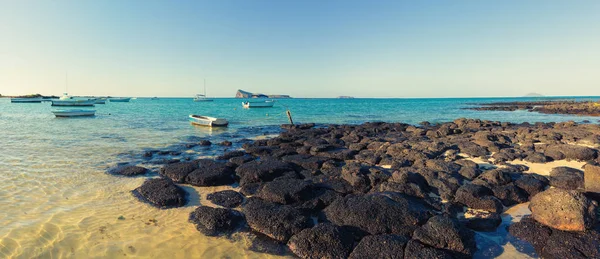 昼は海でボート 背景に平らな島 モーリシャス 美しい風景のパノラマ — ストック写真