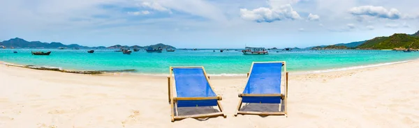 美丽的白沙海滩 前台的椅子 背景上的渔船 越南的风景 — 图库照片
