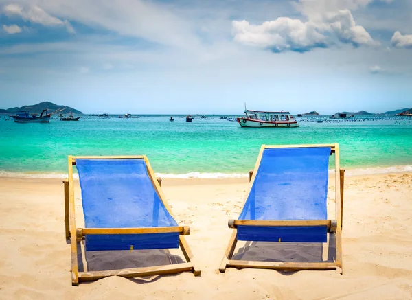 Praia Areia Branca Bonita Cadeiras Primeiro Plano Barcos Pesca Fundo — Fotografia de Stock