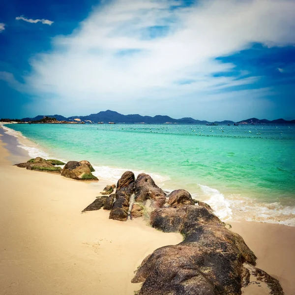 美丽的白沙海滩 在前景上的石头 越南景观 — 图库照片