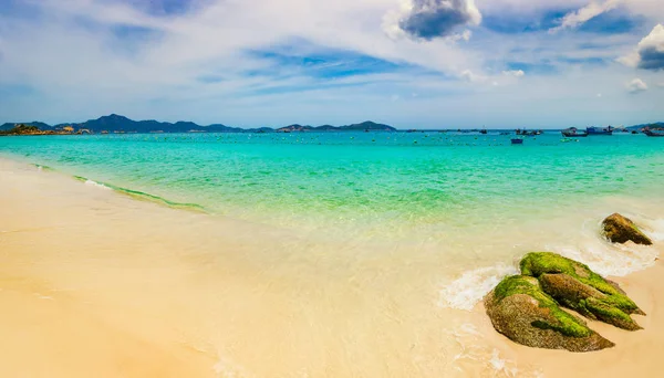 Piękny Biały Piasek Plaży Kamienie Pierwszym Planie Panorama Krajobraz Wietnamu — Zdjęcie stockowe