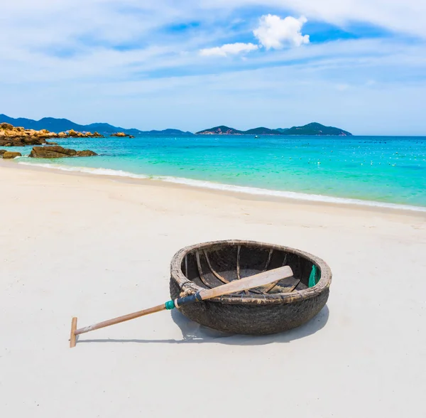 Prachtige Witte Zandstrand Vietnamees Ronde Boot Een Voorgrond Prachtige Landschap — Stockfoto