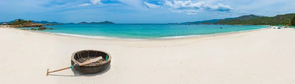 美丽的白沙海滩 越南圆船前景 美丽的越南风景 — 图库照片
