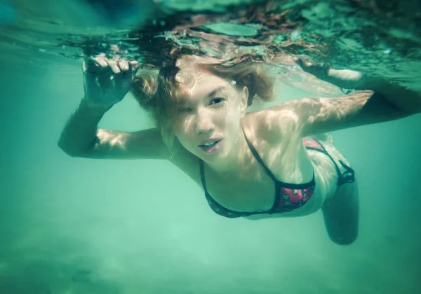 Tiro Subaquático Uma Bela Mulher Nadando — Fotografia de Stock
