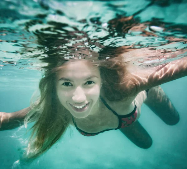 Colpo Subacqueo Una Bella Donna Che Nuota — Foto Stock