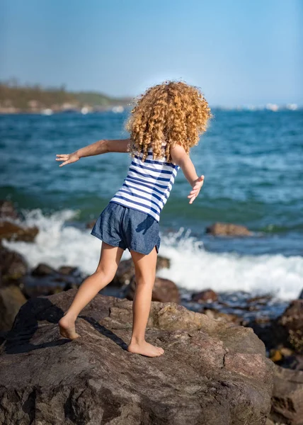 Little Girl Sea Playing — Stock Photo, Image