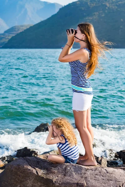 Bambina Madre Guardando Lontano Con Binocolo Seduta Una Roccia Vicino — Foto Stock