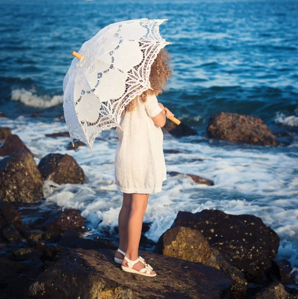 小女孩与伞在海附近 — 图库照片