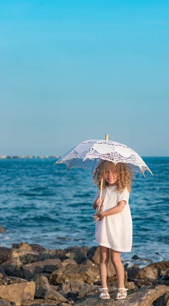 Bambina Con Ombrello Vicino Mare — Foto Stock