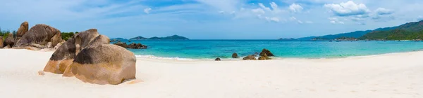 Прекрасный Белый Песчаный Пляж Камни Переднем Плане Панорама Пейзаж Вьетнама — стоковое фото