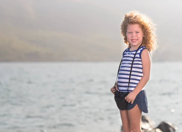 Niña Con Prismáticos Sentada Una Roca Cerca Mar —  Fotos de Stock