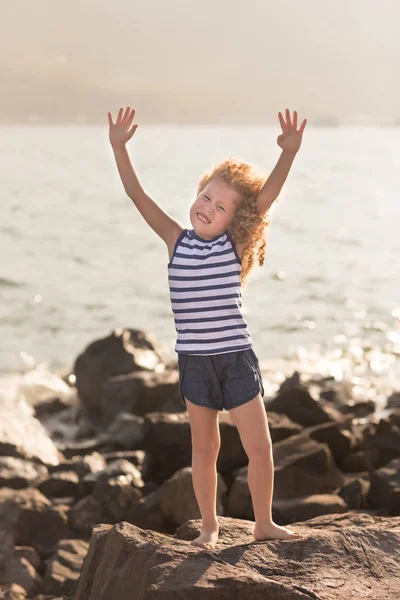 Bir Deniz Kenarında Bir Kayanın Üzerine Kaldırdı Elleriyle Küçük Kızla — Stok fotoğraf