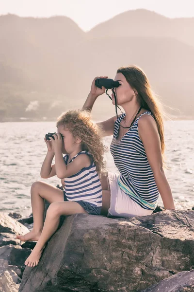 Menina Mãe Olhando Para Longe Com Binóculos Sentados Uma Rocha — Fotografia de Stock