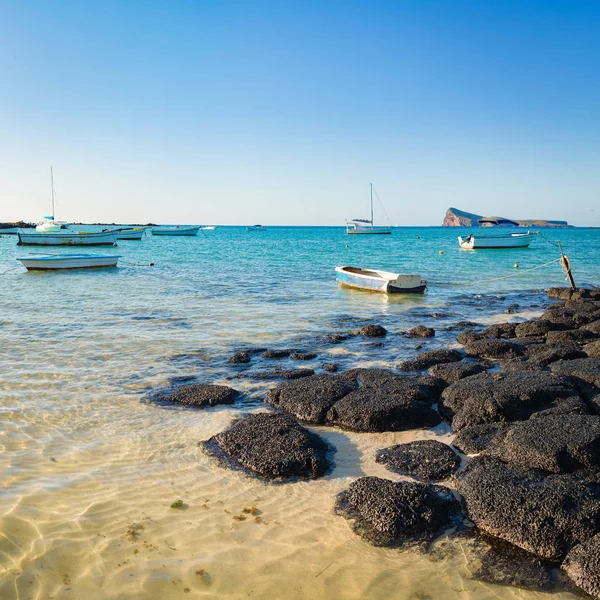 Boote Einem Meer Bei Tag Flache Insel Auf Einem Hintergrund — Stockfoto