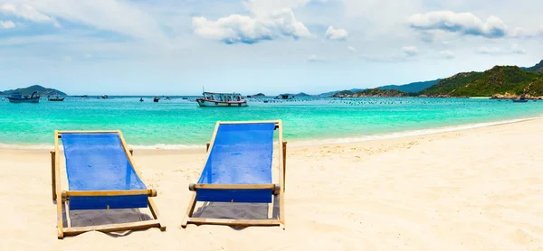 Vacker Vit Sandstrand Stolar Förgrunden Fiskebåtar Bakgrund Landskap Vietnam Panorama — Stockfoto