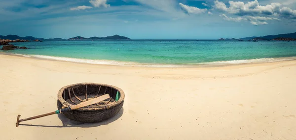 Prachtige Witte Zandstrand Vietnamees Ronde Boot Een Voorgrond Mooi Landschap — Stockfoto