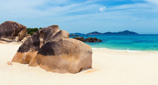 美丽的白沙海滩 在前景上的石头 越南的风景 — 图库照片