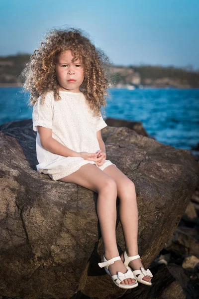 Petite Fille Robe Blanche Sur Rocher Près Une Mer — Photo