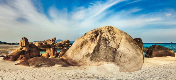 Прекрасный Белый Песчаный Пляж Камни Переднем Плане Пейзаж Вьетнама — стоковое фото