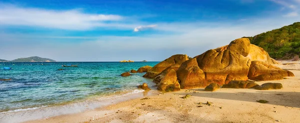 Piękny Biały Piasek Plaży Kamienie Pierwszym Planie Krajobraz Wietnamu Panoramy — Zdjęcie stockowe