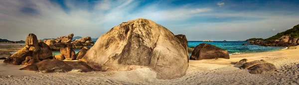 Piękny Biały Piasek Plaży Kamienie Pierwszym Planie Krajobraz Wietnamu Panoramy — Zdjęcie stockowe