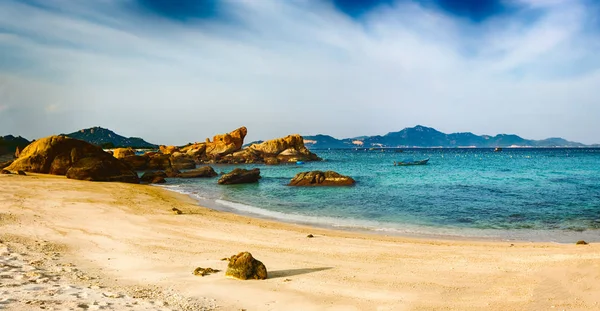 美しい白砂のビーチ 前景に石 ベトナムの風景です パノラマ — ストック写真