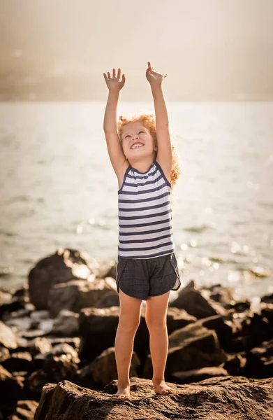Little Girl Raised Hands Rock Sea — Stock Photo, Image