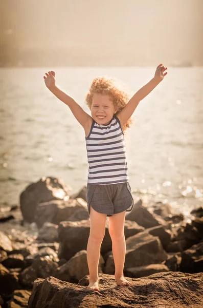 Little Girl Raised Hands Rock Sea — Stock Photo, Image