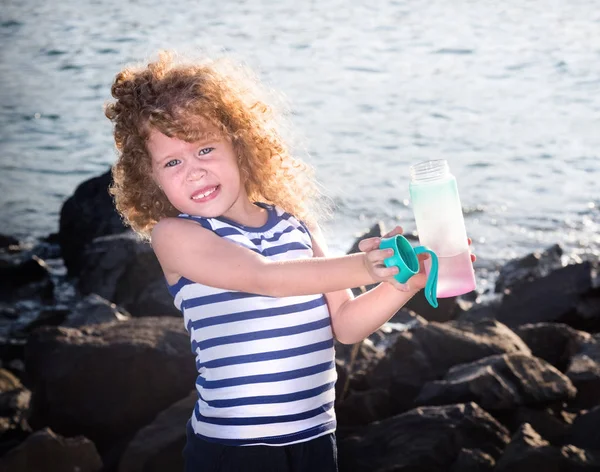 Kleines Mädchen Mit Wasserflasche Meer — Stockfoto